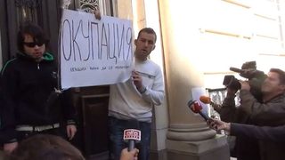 Противници на протеста нахлуха в двора на Ректората (обновена+видео)