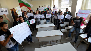 Преподавател в УНСС: С пиене на кафе до паметника на Карл Маркс ли? Окупацията е начинът