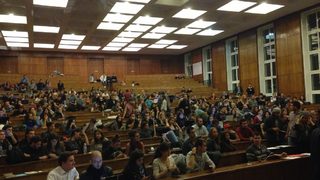 И тази нощ над 300 души ще спят в Софийския университет (обобщение и видео)