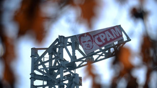 Портрет на Орешарски с надпис "Срам" кацна върху паметника пред НДК