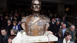 Крайната десница провокира Унгария с паметник на Хорти