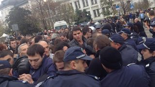 Студентите обсадиха парламента, има сблъсъци с полицията, депутатите се измъкват (на живо)