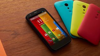 Motorola представи новия си "смартфон от висок клас с ниска цена" (видео)