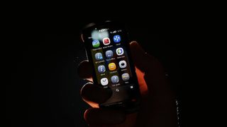 САЩ обмислят да задължат мобилните оператори да отключват телефоните на потребителите