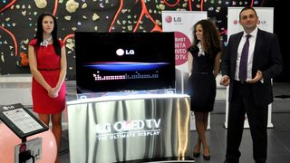 LG представи първия си OLED телевизор с извит екран и у нас