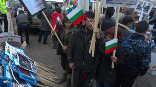Плакати "Подкрепяме Орешарски" получават пристигащите за митинга, поеха към "Орлов мост" (обновена и видео)