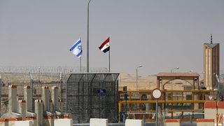 Най-малко 10 египетски военни загинаха при взрив на кола бомба в Синай