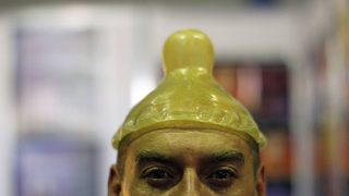 Бил и Мелинда Гейтс дават милиони за подобряване на кондома