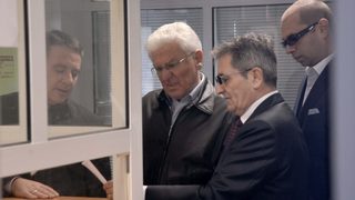Бисеров пак не се яви в съда по делото срещу Енимехмедов, предишните му санкции бяха отменени