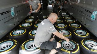 Формула 1 обмисля задължителни поне две спирания в бокса