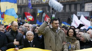 Ректорът на Киевския <span class="highlight">университет</span> и евродипломати се включиха в протестите в Украйна (обновена и видео)