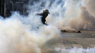 Полицията в Банкок отново отблъсна със сълзотворен газ атака на демонстранти