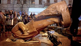 Огромен протест залива Киев, издигат се барикади сред призиви за превземане на града