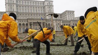 Активисти на "Грийнпийс" протестираха срещу златодобивния проект в Рошия Монтана