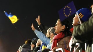 Протестиращите в Киев получиха смс-и: "Обградени сте, нямате шанс"