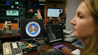 Водещи световни автори за шпионажа на NSA: Следенето на лични данни е кражба