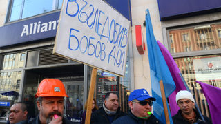 Миньори от рудниците на Ковачки бяха докарани на протест пред президентството