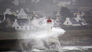 Франция спря морските превози през Ламанша и Атлантика заради буря