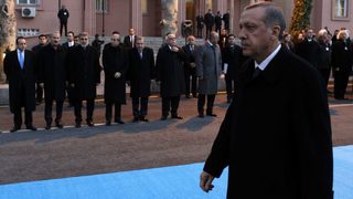 Натискът над Ердоган се засили, чистките в службите продължават
