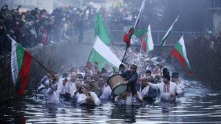 На Йордановден християните се мокрят в реката за здраве
