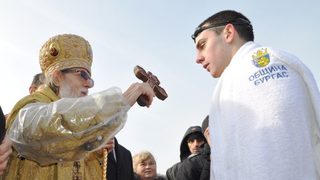 Седемнайсетгодишен плувец извади кръста от морето в Бургас