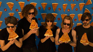 Групата на Маколи Кълкин Pizza Underground представи първия си клип