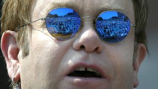 Елтън Джон: Бих запознал Путин с руснаците, които имат нужда да бъдат чути