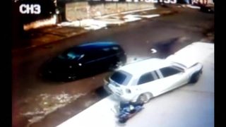 Видео: Баба и внуче оцеляха след <span class="highlight">прегазване</span> от кола в Бразилия