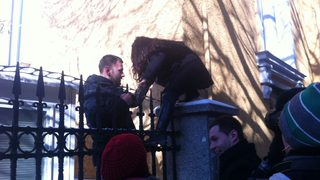 Несъгласни с окупацията прескочиха ограда и влязоха в двора на СУ