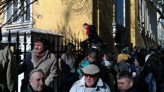 Полицаи направиха неуспешен опит да влязат в двора на СУ (видео)