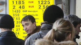 Ситуацията в Украйна притисна гривната, хората обръщат парите си във валута