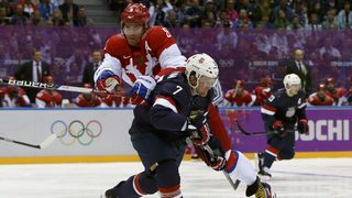 САЩ измъкна 3:2 срещу Русия след дузпи в хокейното шоу в Сочи