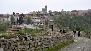 Открадната е част от металната ограда на "Царевец"