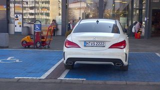 Инвалиден паркинг