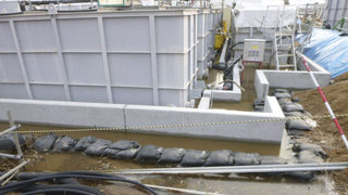 Близо 100 тона радиоактива вода са изтекли от цистерна във Фукушима