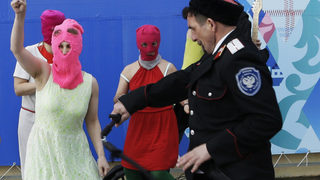 Фотогалерия: Казашкият побой над Pussy Riot