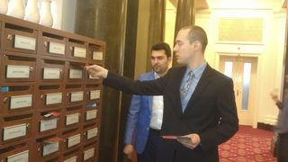 Младежи от ГЕРБ раздадоха опорна точка "Оставка" на управляващите (допълнена)