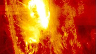 NASA засне видео на огромно слънчево изригване