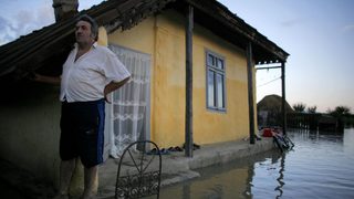 Опасността от наводнения в някои райони на Румъния остава и днес