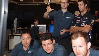 Пилотът на <span class="highlight">Infiniti</span> Red Bull Racing Даниел Рикиардо разкри следващия етап от търсенето на бъдещи F1 инженери