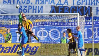 "Левски" победи с 2:0 "Ботев", феновете протестираха срещу Батков