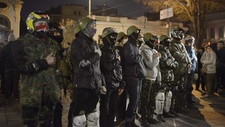 Протест на "Десен сектор" пред парламента в Киев повиши напрежението (видео)