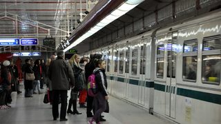 Над 90 на сто от 15-годишните не се справят със задачата да си купят билет за метро от автомат (обновена)