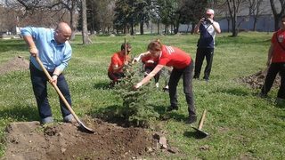 Бели гълъби, кипариси и смърч, турне за повдигане на националното самочувствие, или началото на предизборната кампания