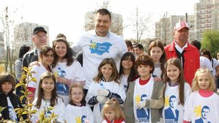 Бареков облече деца в тениски с лика си и партийното лого