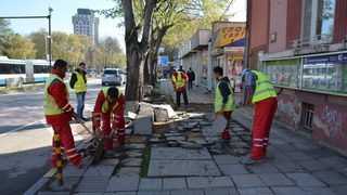 Започна ремонт и на тротоарите по бул. "Мария луиза" във Варна