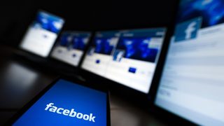 Все повече малки компании намаляват участието си във Facebook