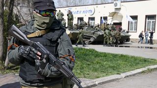 Въоръжени завзеха градския съвет на Донецк