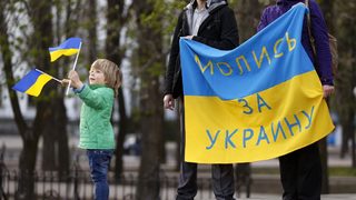 Новата конституция на Украйна ще децентрализира властта, обявиха премиерът и президентът