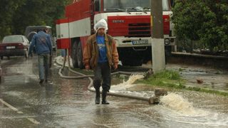 Обилните дъждове прекъснаха пътища, наводниха къщи и повишиха нивото на язовири